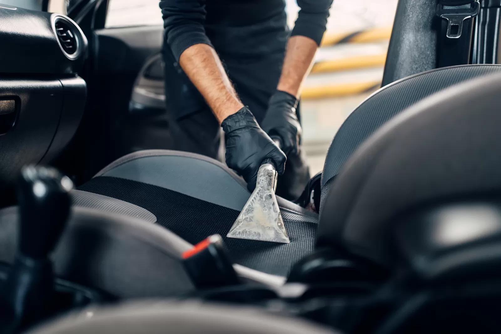 Innenreinigung eines Fahrzeugs bei Auto Althoff in Stuttgart